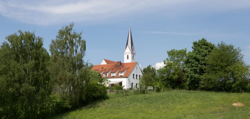 Blick über Wiese auf die Kirche in Rastberg