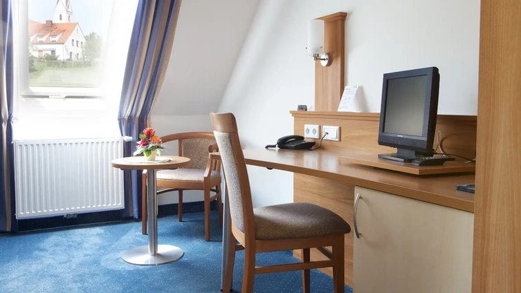 Schreibtisch und TV im Einzelzimmer